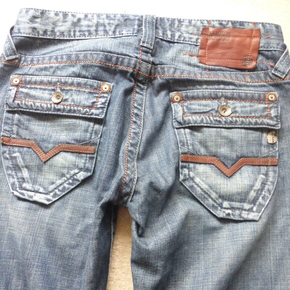 GUESS premium denim dark wash "Pasadena" straight leg button fly jeans - Picture 8 of 16